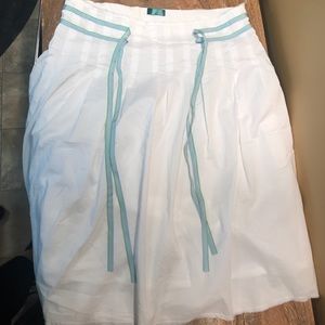 NWOT Size 2 women’s old navy white pleated skirt